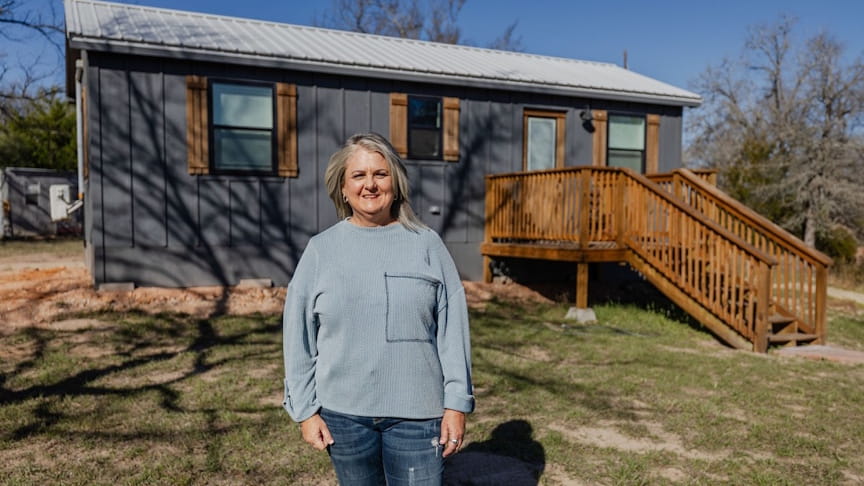 Ženský malý dům o rozloze 450 čtverečních stop s ložnicí v přízemí