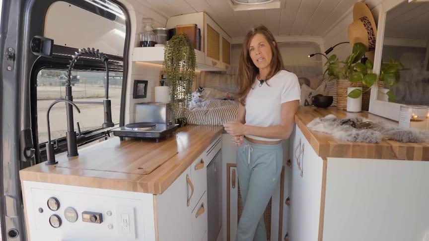 Žena, která cestovala sama, našla klid v dodávce